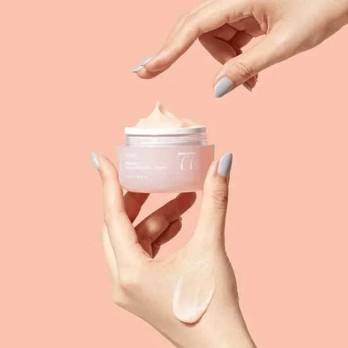 Anua Peach 77 Niacin Cream hrănește intens pielea uscată și sensibilă.Textură bogată, formulă calmantă, perfectă pentru tenul tern și deshidratat.
 WowSkin Romania